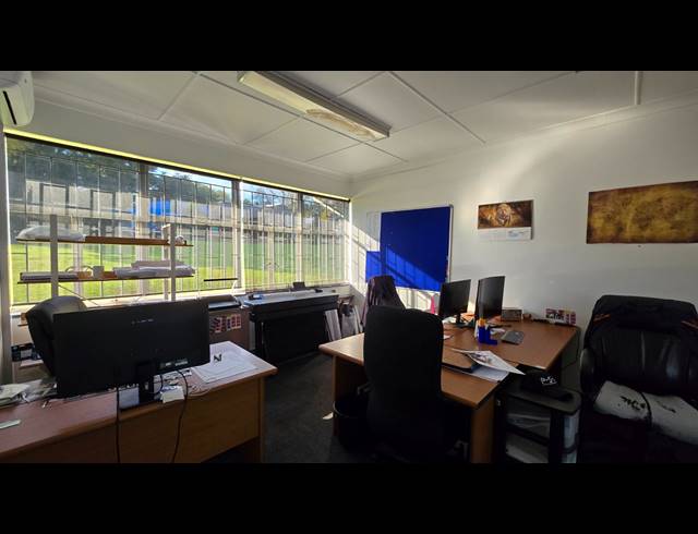 1,499M² WAREHOUSE TO LET IN EASTLEIGH
